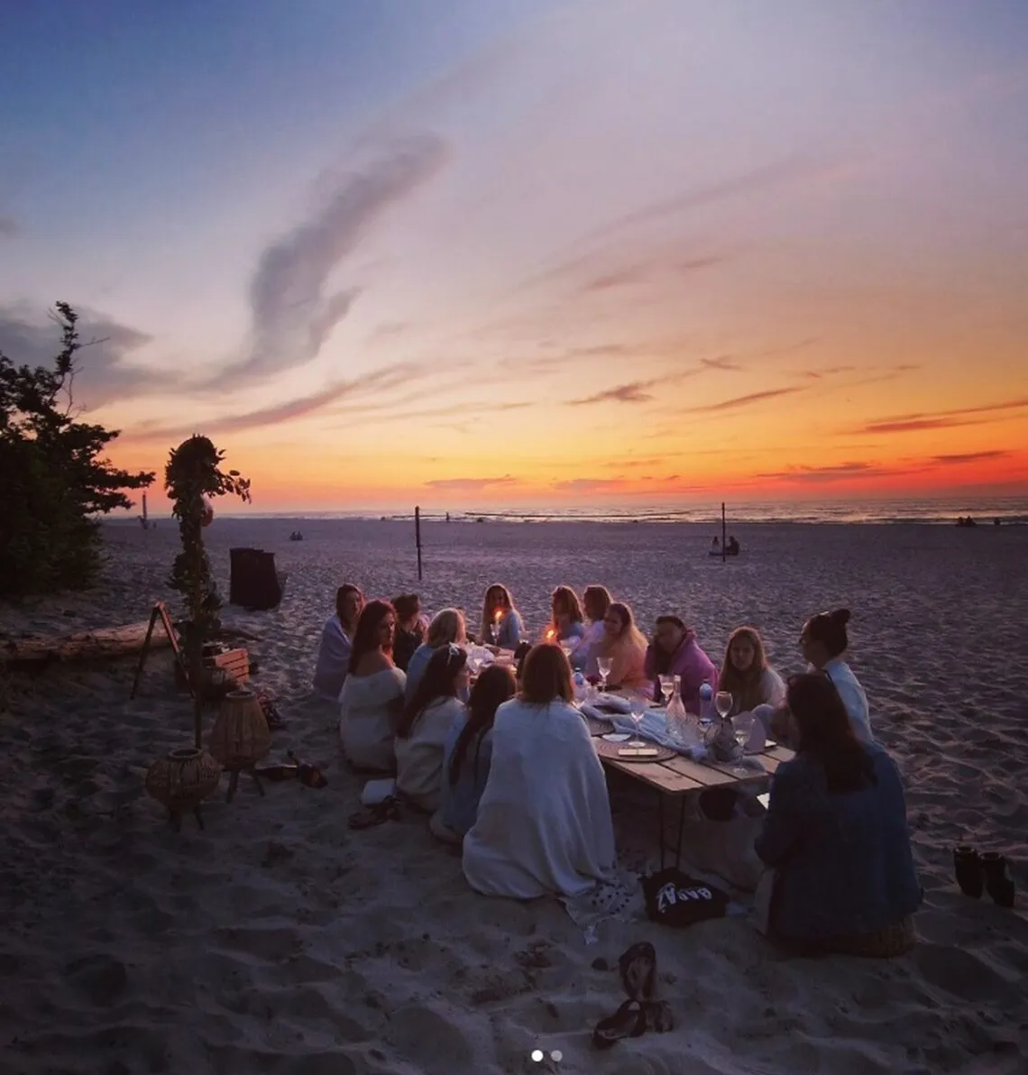 Piknik na plaży o zachodzie słońca