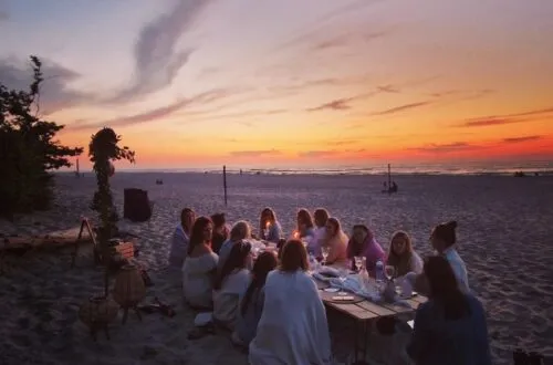 Piknik na plaży o zachodzie słońca